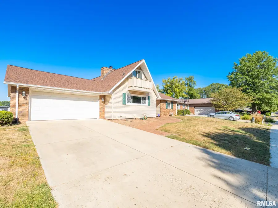 1833 Highwood Avenue, Pekin, IL 61554 - #2