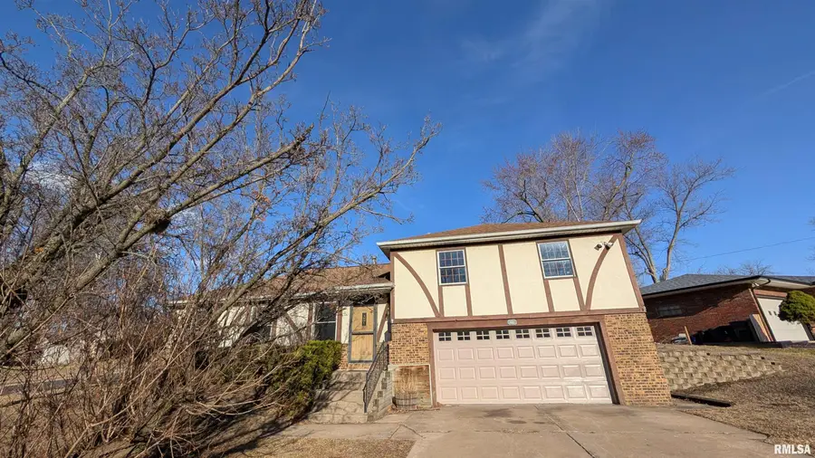 2115 Sunset Drive, Pekin, IL 61554 - #3