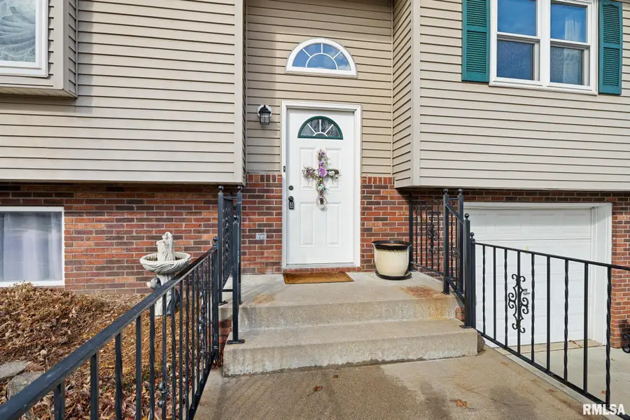 2811 W Larchmont Lane, Peoria, IL 61615 - #3