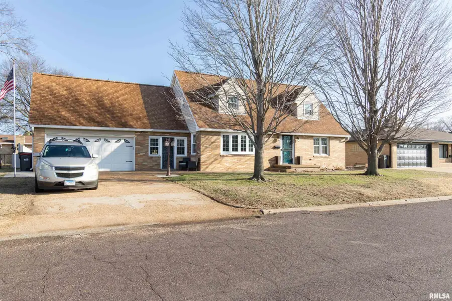 305 Delshire Avenue, Pekin, IL 61554 - #2