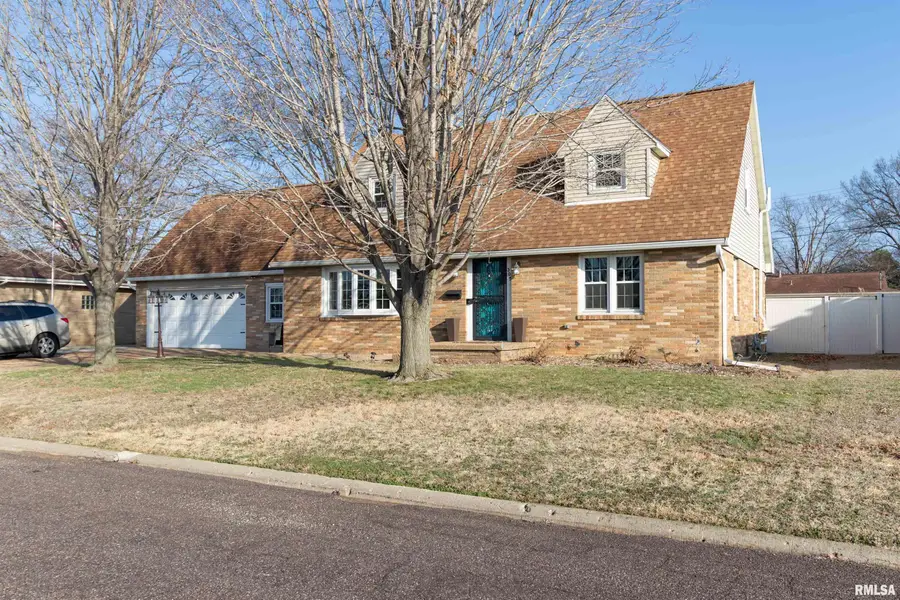 305 Delshire Avenue, Pekin, IL 61554 - #3