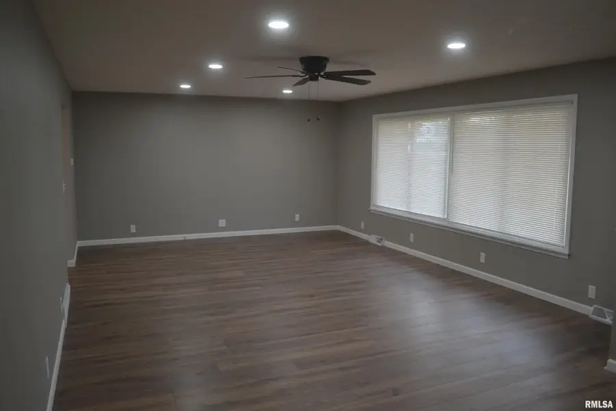 321 W Madison Street, Metamora, IL 61548 - #3