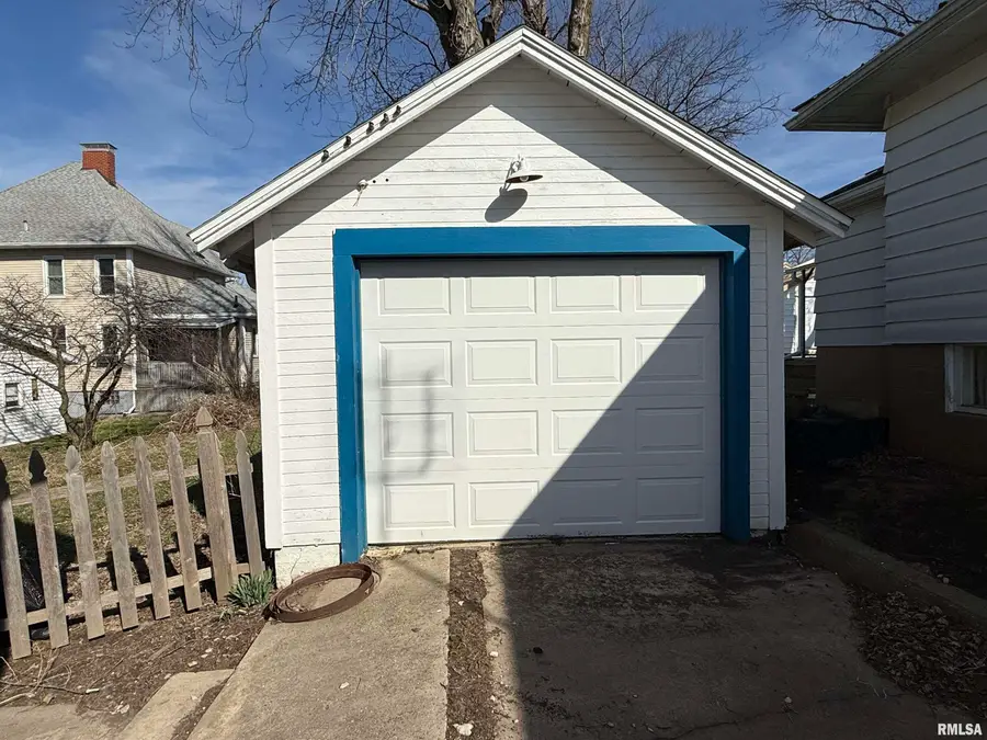 319 S Avenue A, Canton, IL 61520 - #3