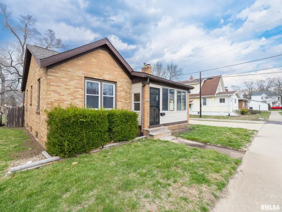 305 Washington Street, Pekin, IL 61554 - #2