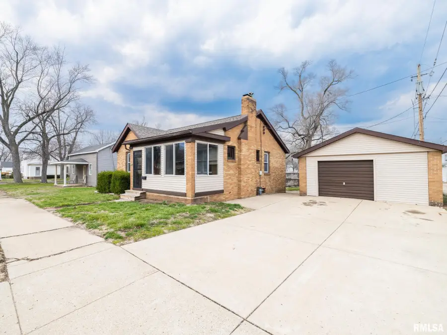 305 Washington Street, Pekin, IL 61554 - #3