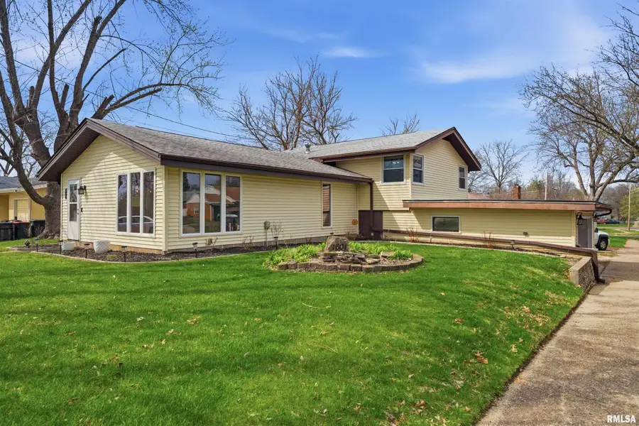 1601 N 11th Street, Pekin, IL 61554 - #2