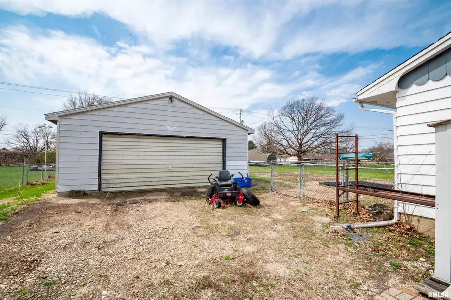 5024 E Lawrence Avenue, Chillicothe, IL 61523 - #3