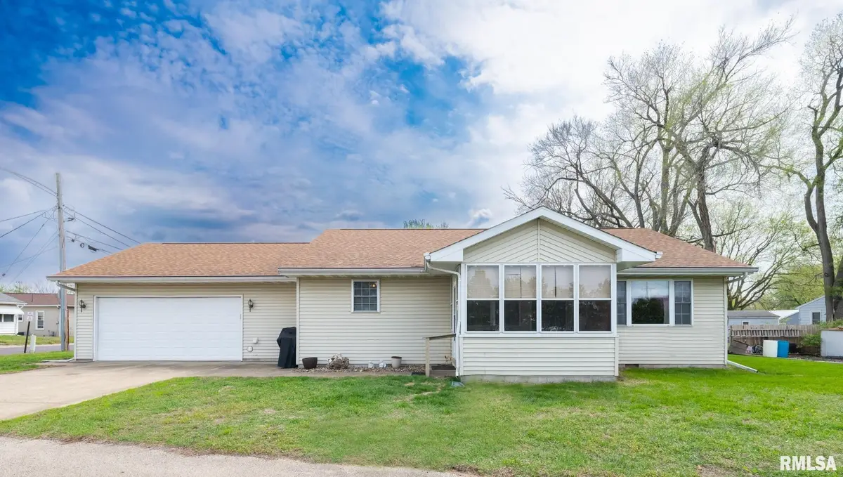 411 Woodland Street, Pekin, IL 61554 - #1