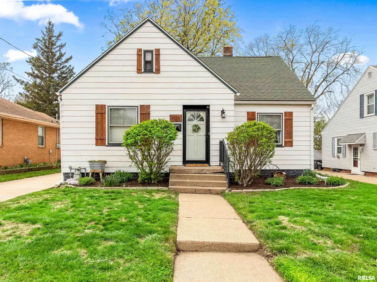 1123 S 6th Street, Pekin, IL 61554 - #1