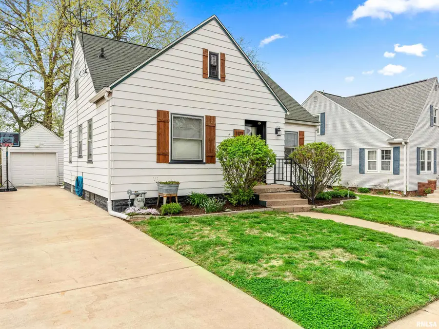 1123 S 6th Street, Pekin, IL 61554 - #2