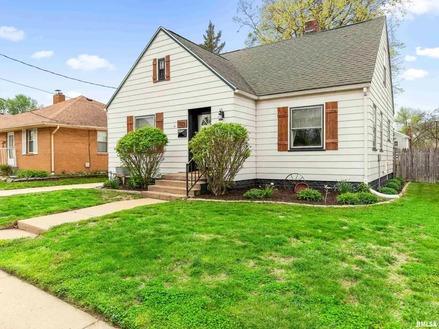 1123 S 6th Street, Pekin, IL 61554 - #3