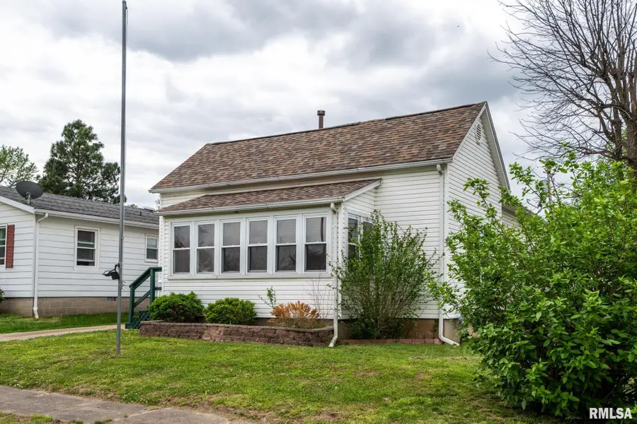 917 S 11th Street, Herrin, IL 62948 - #3