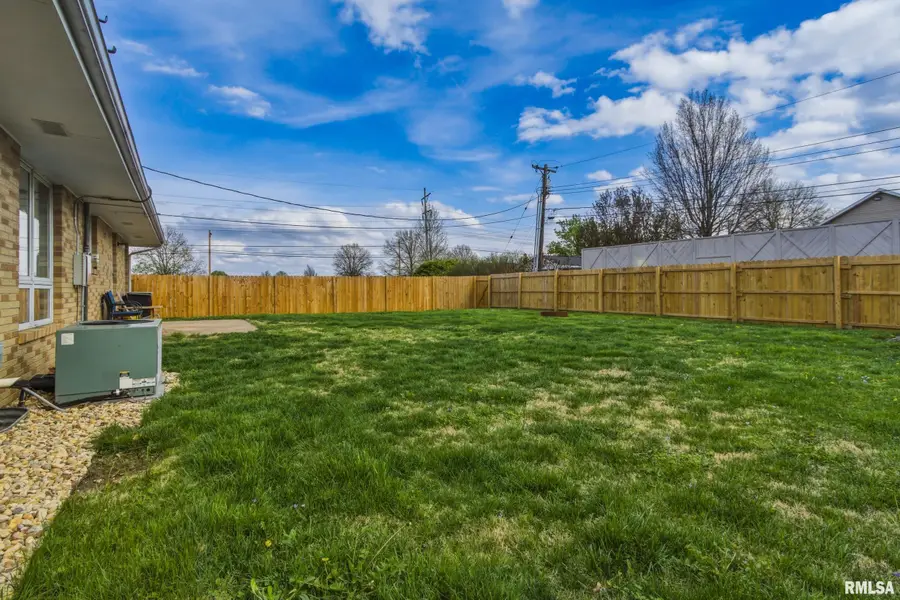 865 E Franklin Street, Macomb, IL 61455 - #3