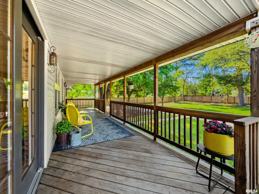 1130 W Sunnyside Street, Chillicothe, IL 61523 - #3