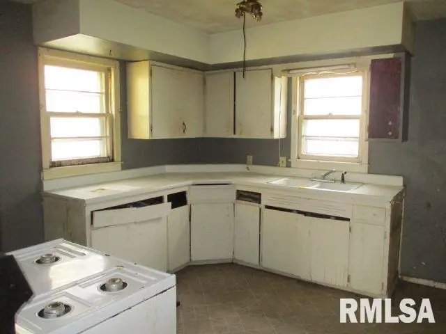 1409 S 9th Street, Pekin, IL 61554 - #3