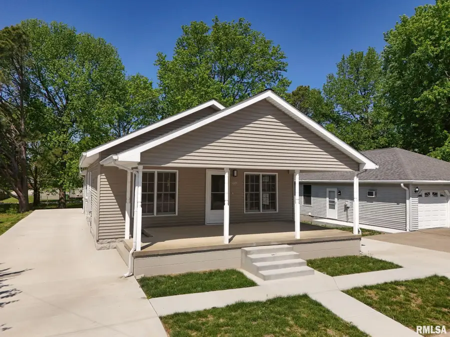 906 N Johnson Street, Marion, IL 62959 - #3