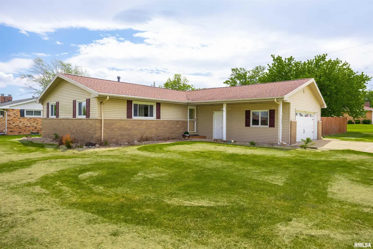 320 W Michigan Avenue, Metamora, IL 61548 - #1