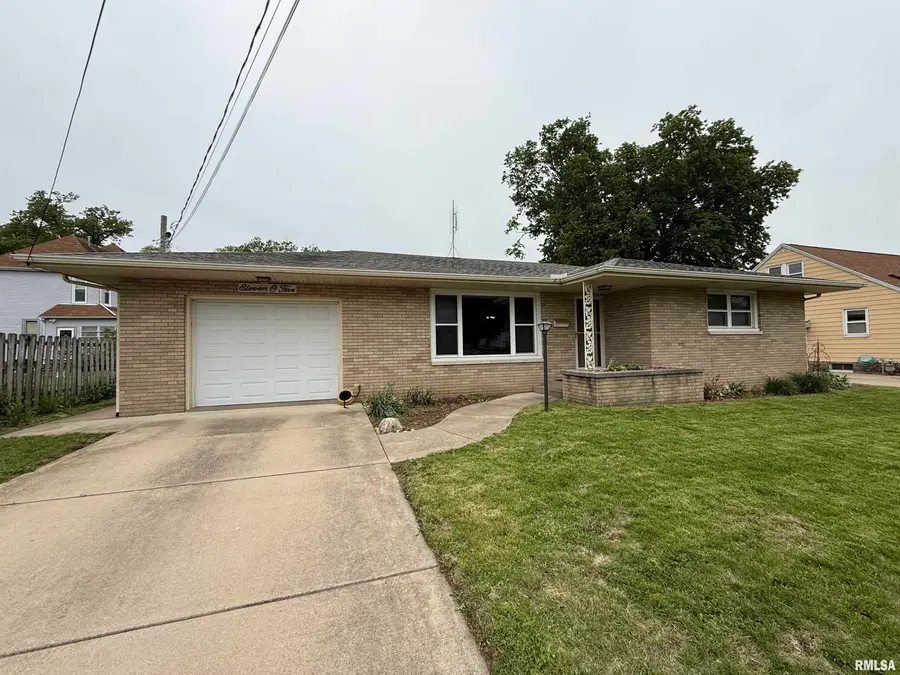 1105 S 6th Street, Pekin, IL 61554 - #2
