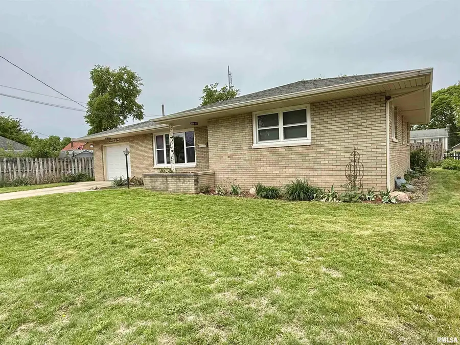 1105 S 6th Street, Pekin, IL 61554 - #3