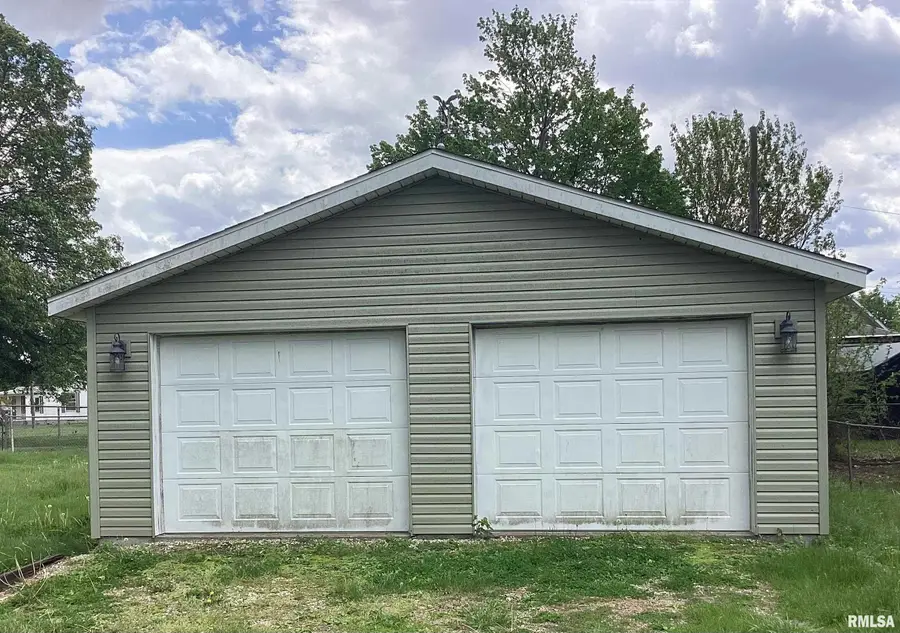 620 E Walnut Street, Canton, IL 61520 - #3
