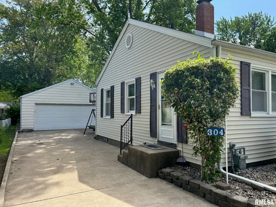 304 Sherwood Drive, Pekin, IL 61554 - #2