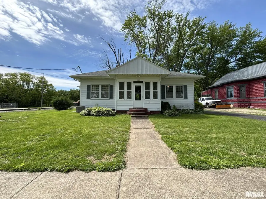 509 E Milton Avenue, Lewistown, IL 61542 - #2