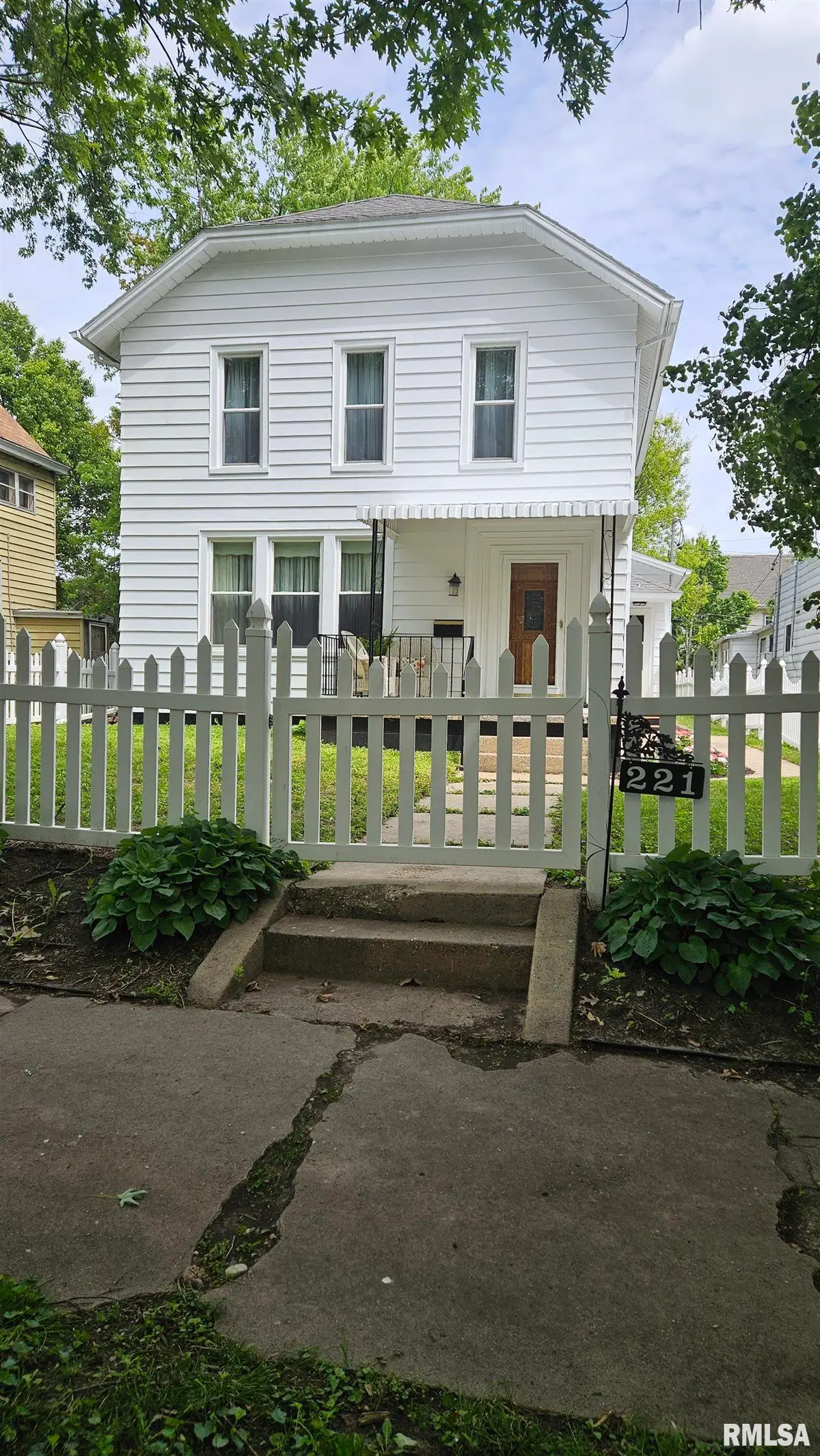 221 S 1st Avenue, Canton, IL 61520 - #1