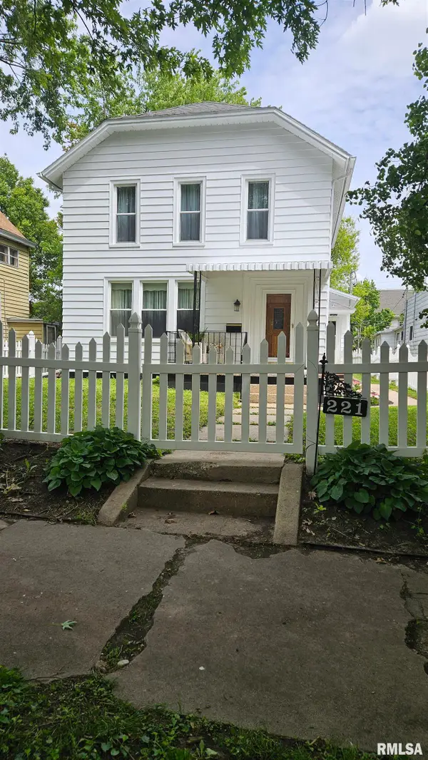 221 S 1st Avenue, Canton, IL 61520