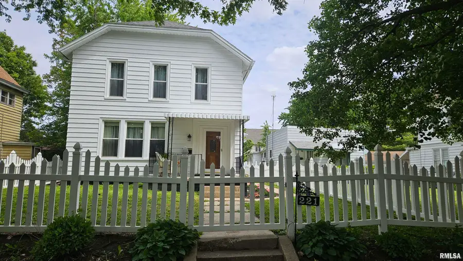 221 S 1st Avenue, Canton, IL 61520 - #2