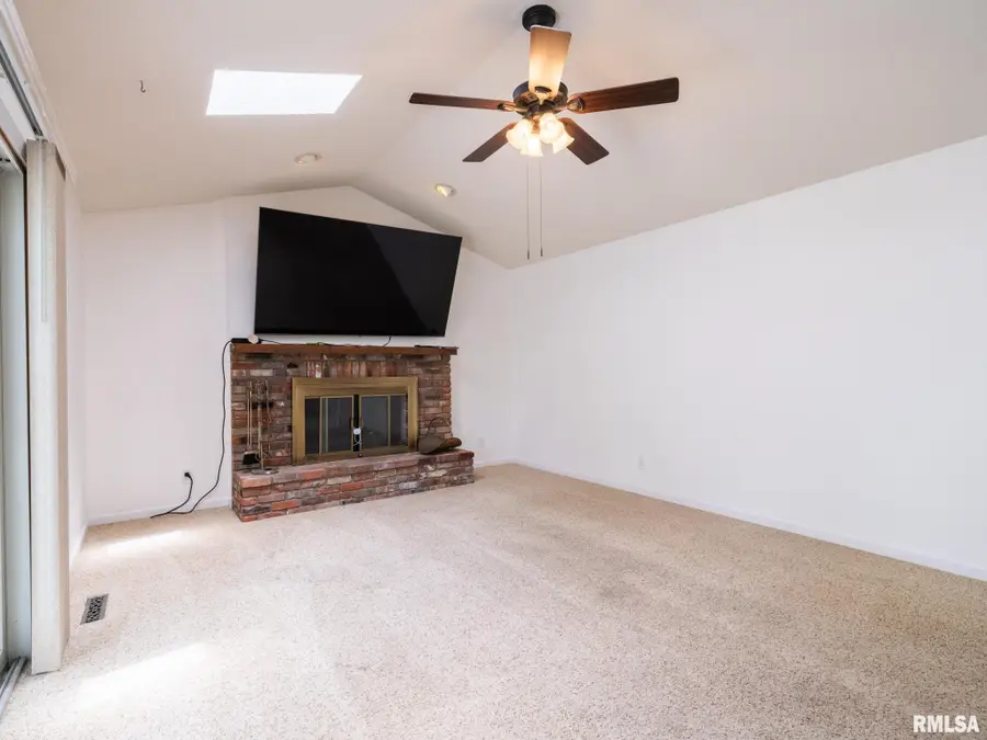 6607 N Camelot Road, Peoria, IL 61615 - #2
