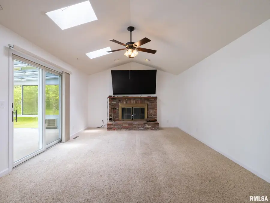 6607 N Camelot Road, Peoria, IL 61615 - #3