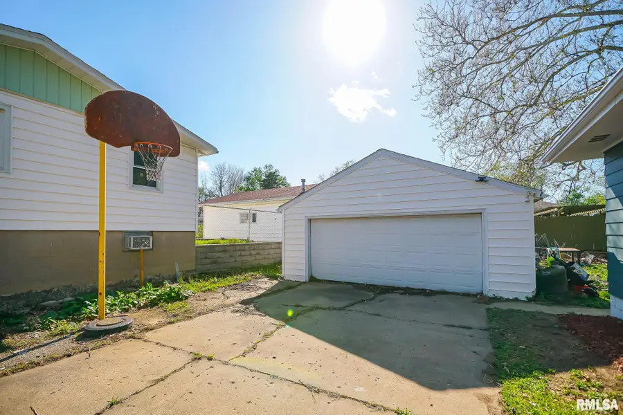 225 N Stewart Street, Creve Coeur, IL 61610 - #3