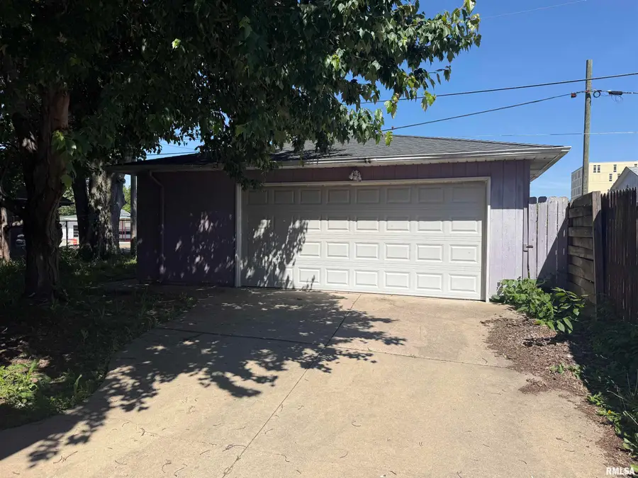 614 S 12th Street, Pekin, IL 61554 - #3