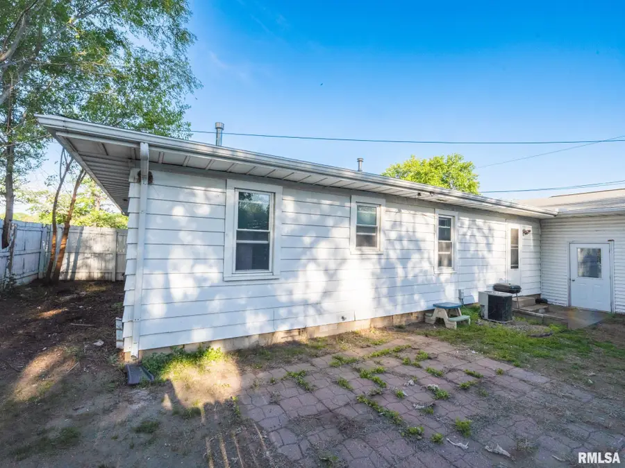 1219 S 18th Street, Pekin, IL 61554 - #2