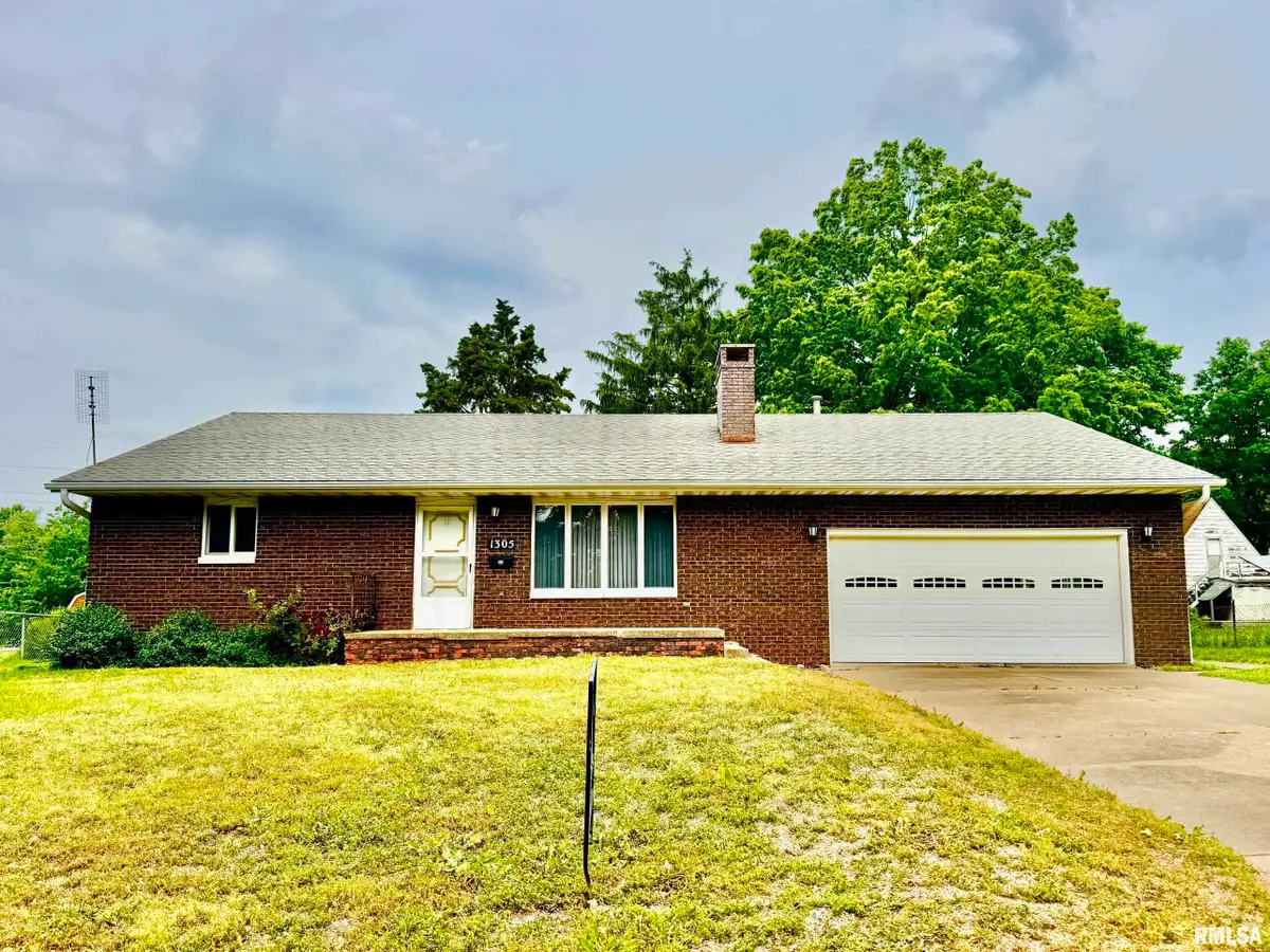 1305 Lawndale Avenue, Pekin, IL 61554 - #1