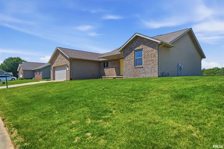 20 Ashwood Lane, Pekin, IL 61554 - #2