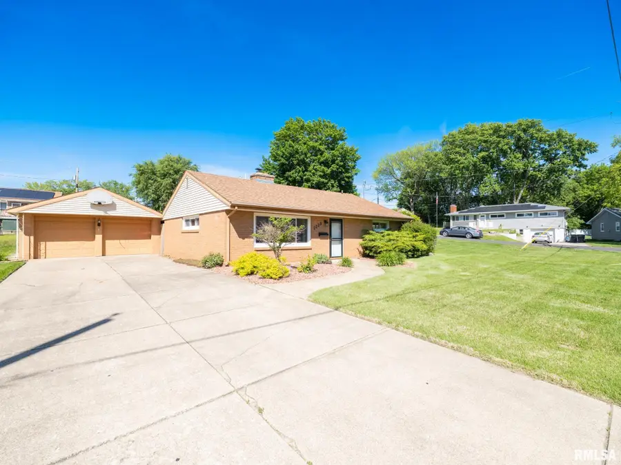 2229 Glendale Avenue, Pekin, IL 61554 - #3