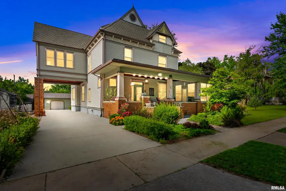 207 W 3rd Street, Delavan, IL 61734 - #1