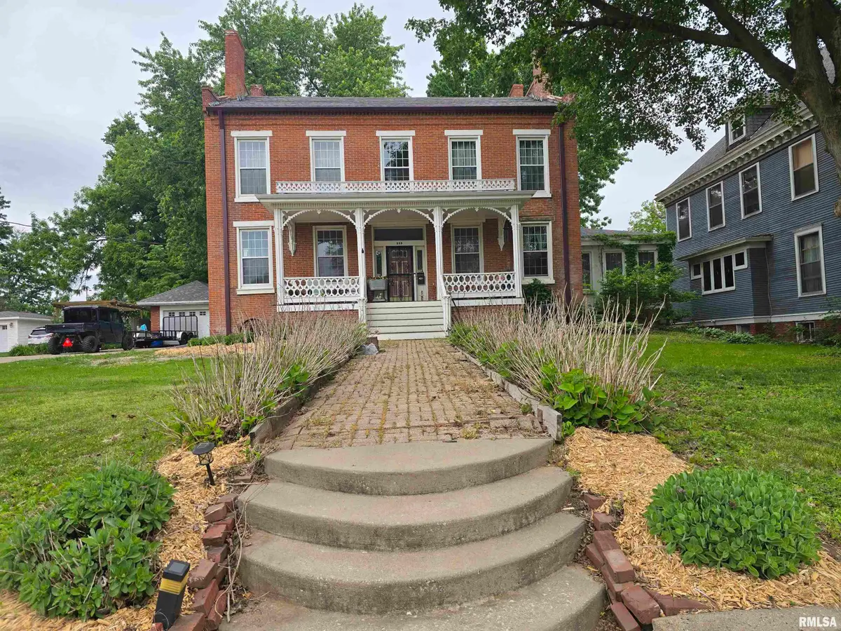 239 W Chestnut Street, Canton, IL 61520 - #1