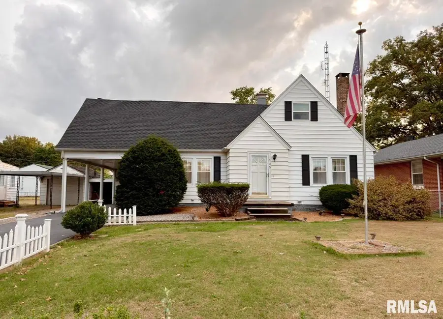 135 10th Street, Carmi, IL 62821 - #3