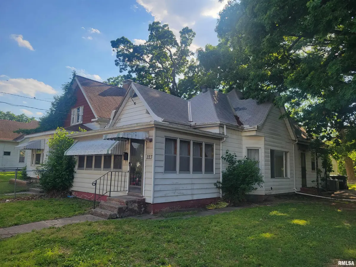 223 NE Rock Island Avenue, Peoria, IL 61603 - #1
