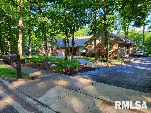 341 W Ravinwoods Road, Peoria, IL 61615 - #2