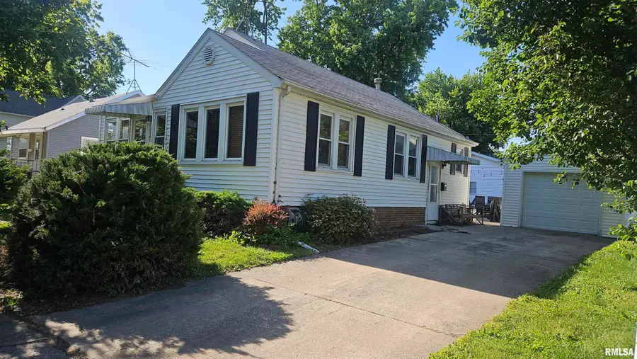 1055 E Elm Street, Canton, IL 61520 - #2