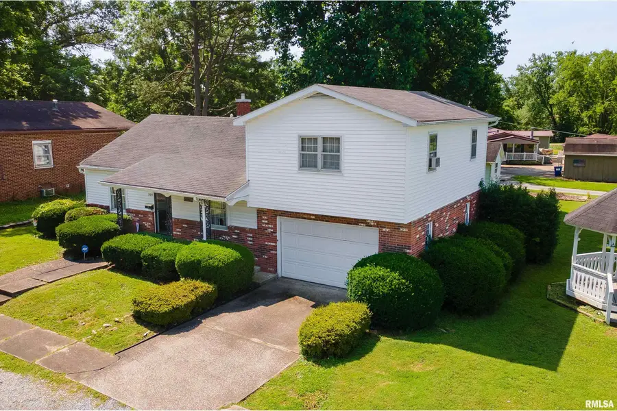 909 Grant Street, Eldorado, IL 62930 - #2