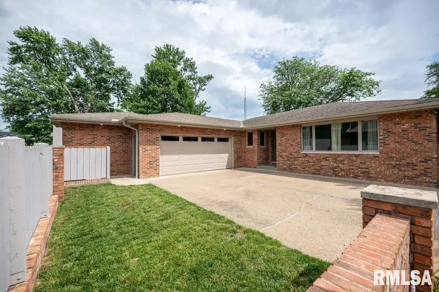 1412 N 4th Street, Pekin, IL 61554 - #2
