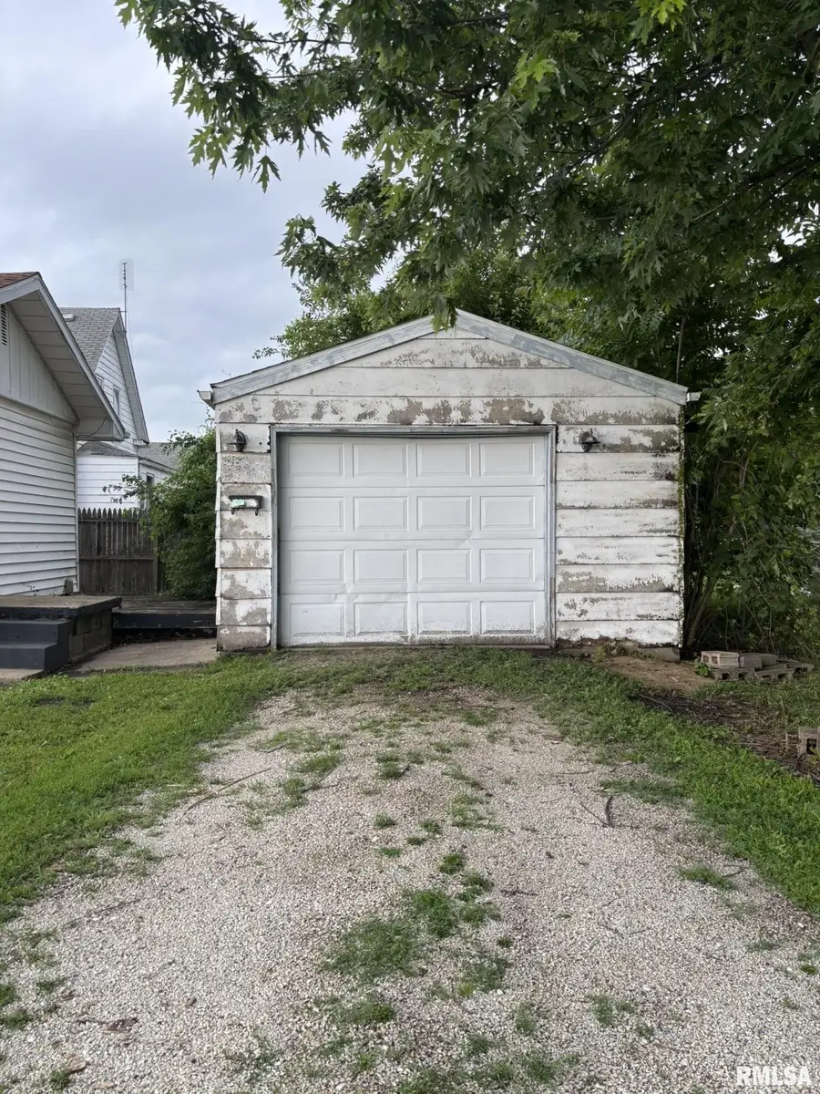 60 S 11th Avenue, Canton, IL 61520 - #2