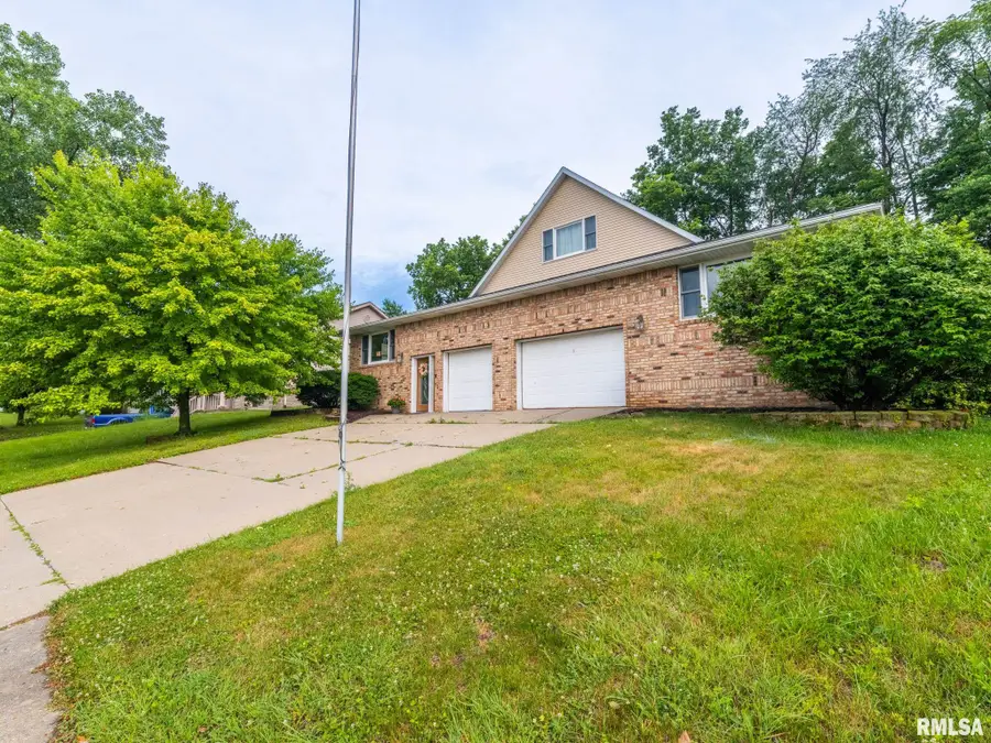 2424 Maywood Avenue, Pekin, IL 61554 - #2