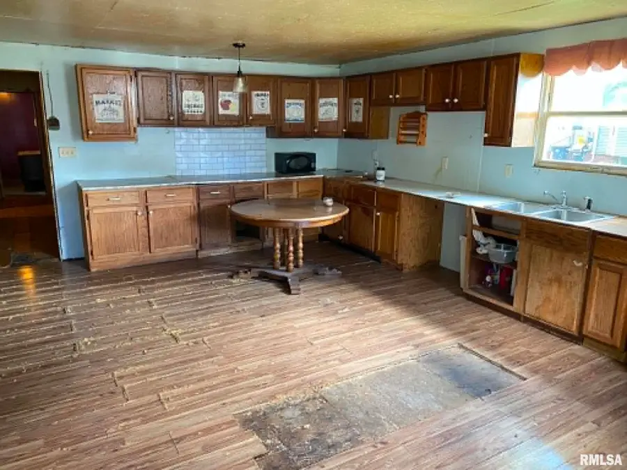 1019 E Walnut Street, Canton, IL 61520 - #2