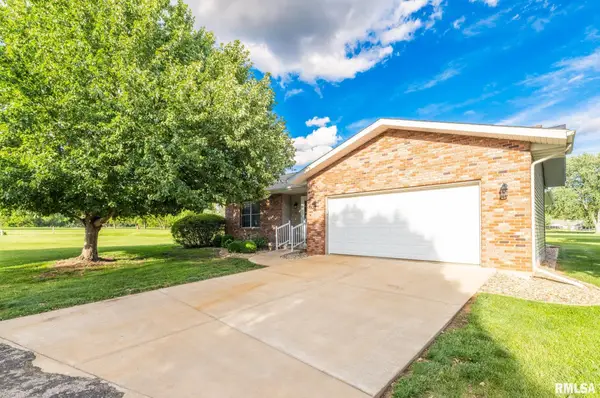 2726 Greenway Drive, Pekin, IL 61554
