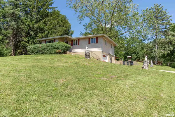 1102 N Parkway Drive, Pekin, IL 61554